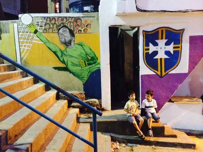 Tỏa sáng giúp Brazil vào tứ kết, Julio Cesar lập tức... lên tường ảnh 1