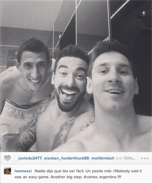 Messi "tự sướng" sau khi lập kỷ lục 4 lần hay nhất trận ảnh 1