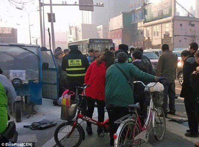 Một tài xế Trung Quốc tự thiêu vì bị công an phạt ảnh 1