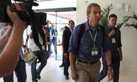 Tin 5/3: Không hoãn trận Ukraine-Mỹ, Puyol rời Barca ảnh 1