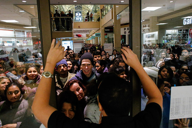 Dân Anh, Mỹ tranh cướp nhau mua đồ trong "Ngày thứ Sáu đen tối" ảnh 7