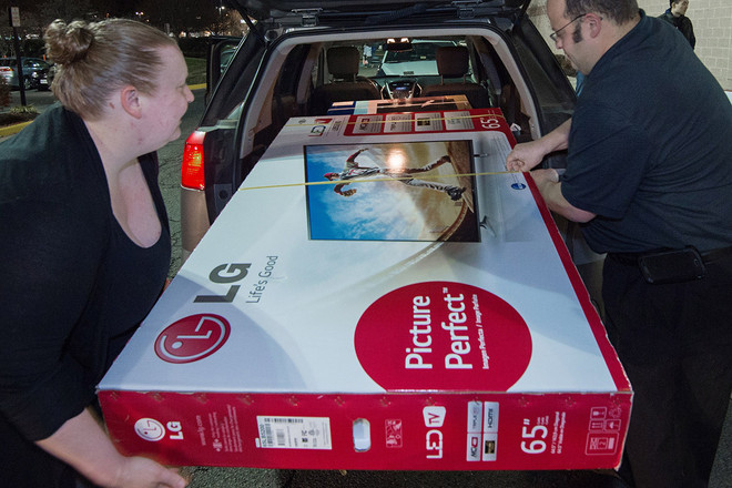 Dân Anh, Mỹ tranh cướp nhau mua đồ trong "Ngày thứ Sáu đen tối" ảnh 11