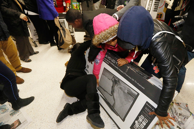 Dân Anh, Mỹ tranh cướp nhau mua đồ trong "Ngày thứ Sáu đen tối" ảnh 3