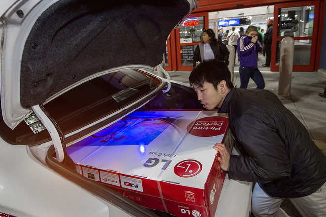 Dân Anh, Mỹ tranh cướp nhau mua đồ trong "Ngày thứ Sáu đen tối" ảnh 10