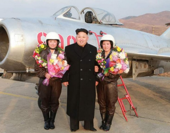 Nhà lãnh đạo Kim Jong Un khen ngợi các nữ phi công dũng cảm ảnh 1