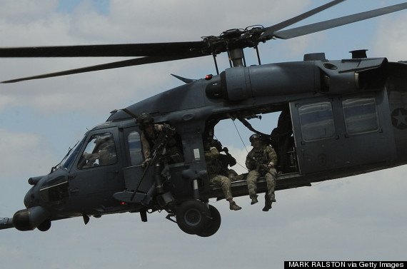 Lính Mỹ trên trực thăng Pave Hawk HH-60G (Ảnh tư liệu: Getty Images) Bốn lính Mỹ tử vong trong tai nạn trực thăng tại Anh ảnh 1