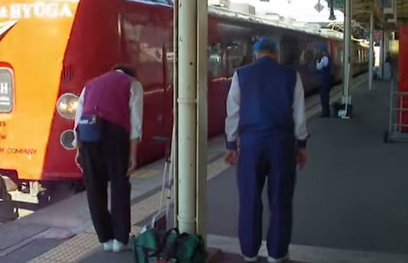 Tranh cãi quanh chuyện lao công Nhật Bản cúi chào các đoàn tàu ảnh 1