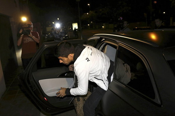 Luis Suarez đã đặt chân đến Barcelona, hàng trăm người ra đón ảnh 1