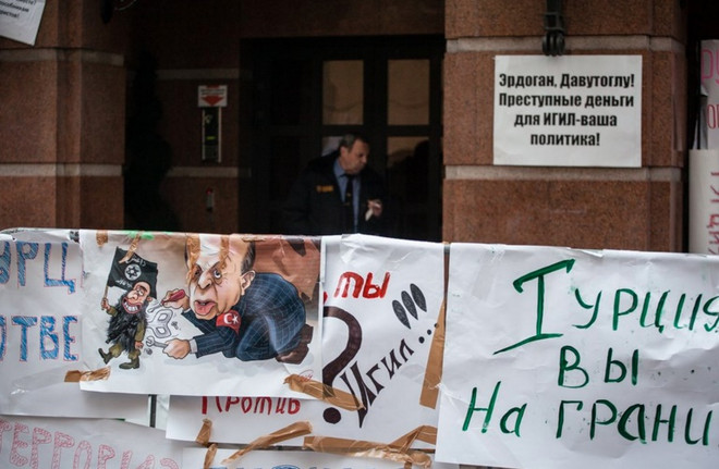 [Video] Người biểu tình Nga đốt hình nộm Tổng thống Thổ Nhĩ Kỳ ảnh 1