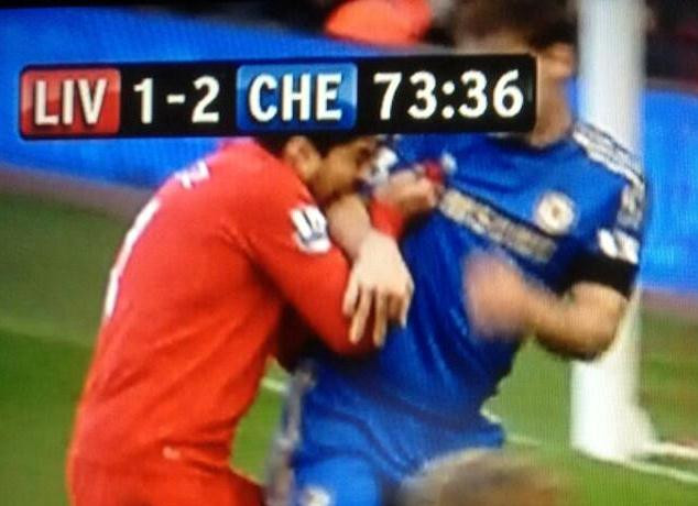 Luis Suarez từng suýt cắn Chiellini từ... hồi năm ngoái ảnh 3