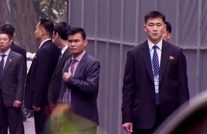 Vệ sĩ của ông Kim Jong-un đứng rất nghiêm trang, sẵn sàng trong tư thế cảnh giác cao độ. Cận cảnh xe ôtô chở ông Kim Jong-un đi vào khách sạn Metropole ảnh 1