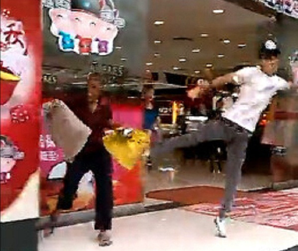 Trung Quốc: Phẫn nộ với đoạn video thanh niên đánh cụ già ăn mày ảnh 1
