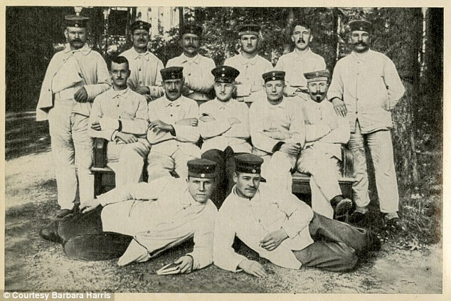 Phát hiện những bức ảnh cực hiếm về Hitler khi còn trẻ ảnh 1