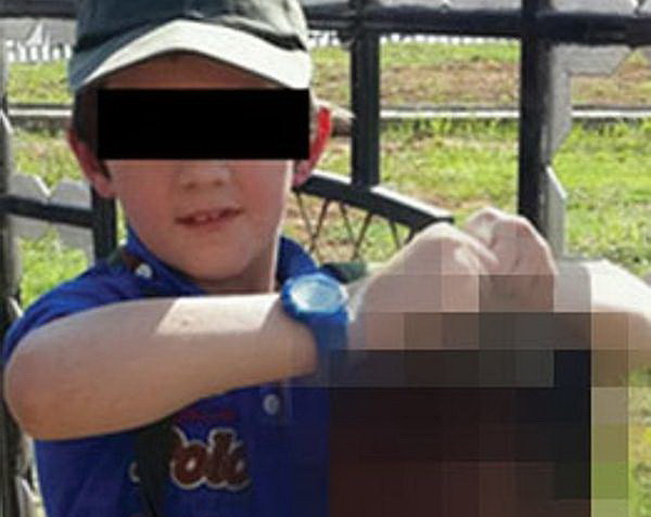 Thế giới lên án bức ảnh cậu bé cầm thủ cấp binh sĩ Syria ảnh 1