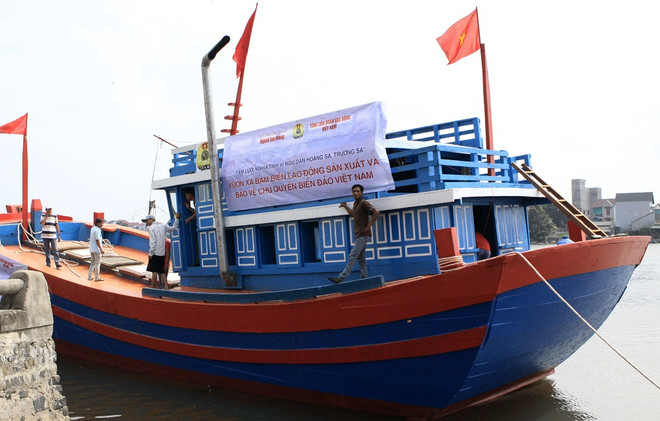 Tàu cá kéo cờ Tổ quốc khẳng định chủ quyền trên Biển Đông ảnh 1