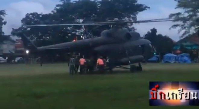 Video cảnh trực thăng đưa các cầu thủ nhí tới bệnh viện Chiang Rai ảnh 1