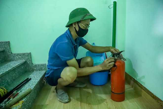Người dân cần trang bị, kiểm tra bảo dưỡng các phương tiện chữa cháy tại chỗ đề phòng trường hợp xảy ra hỏa hoạn. (Ảnh: Hoài Nam/Vietnam+) vnp_10.jpg