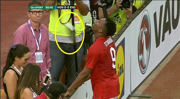 [Video] Sturridge bị CĐV nhà ném vỏ lon bia vì lỡ quá nhiều cơ hội ảnh 1