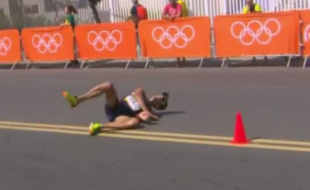 Olympic: VĐV đi bộ "són" ra quần vẫn quyết tâm băng về đích ảnh 2