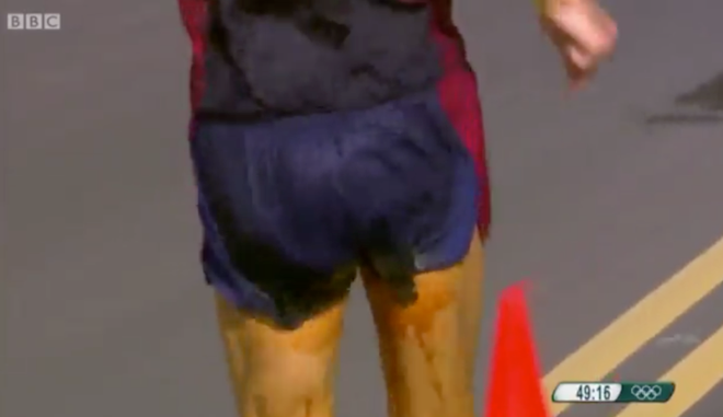 Olympic: VĐV đi bộ "són" ra quần vẫn quyết tâm băng về đích ảnh 1