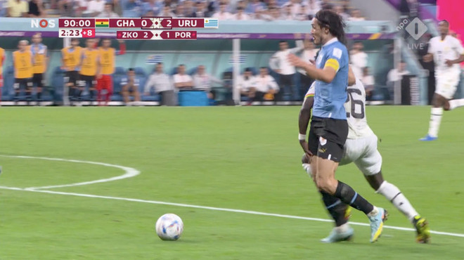 Cavani nổi giận đấm màn hình VAR sau khi Uruguay bị loại tức tưởi ảnh 1