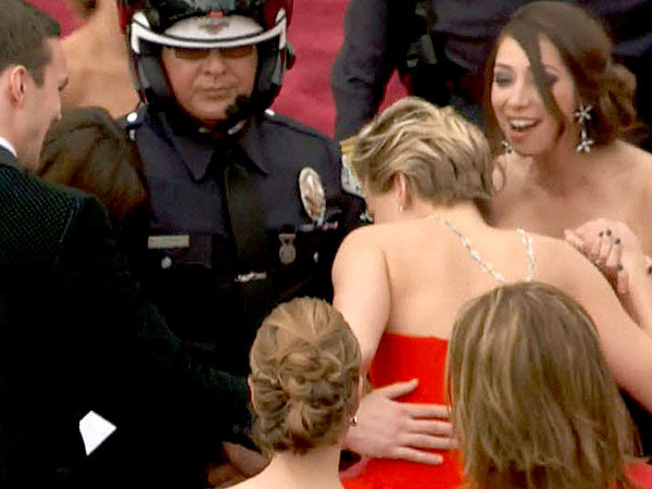 Jennifer Lawrence lại bị ngã ở lễ trao giải Oscar ảnh 1