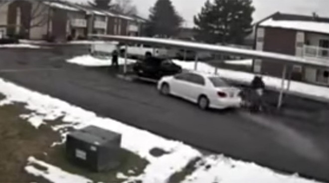 [Video] Cướp xe táo tợn khi hai đứa trẻ vẫn ngồi bên trong ảnh 1