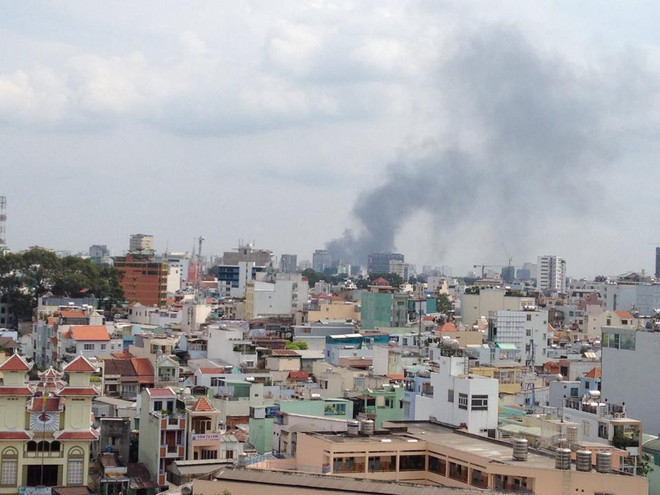 TP HCM: Cháy bãi giữ xe thiêu rụi hơn 300 ôtô, xe máy ảnh 1