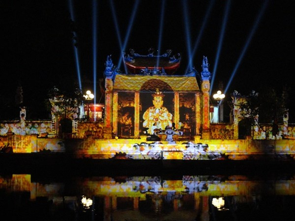 Tranh cãi về trình diễn ánh sáng ở lễ hội làng Bình Đà ảnh 1