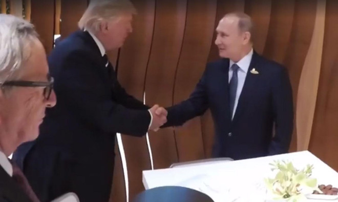 Tổng thống Mỹ Donald Trump đã bắt tay Tổng thống Nga Putin ở G20 ảnh 1
