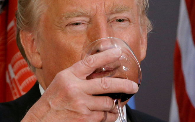 Tổng thống Mỹ Donald Trump không uống rượu, chỉ thích Coca? ảnh 1