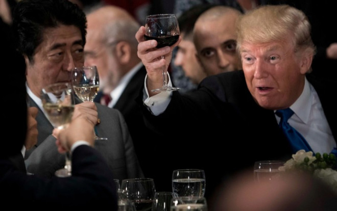 Tổng thống Mỹ Donald Trump không uống rượu, chỉ thích Coca? ảnh 2