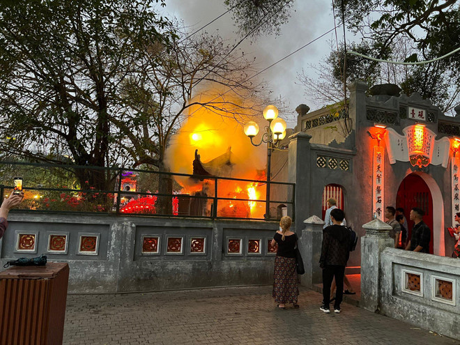 Hà Nội: Cháy quầy bán vé trước cầu Thê Húc, không có thương vong ảnh 1