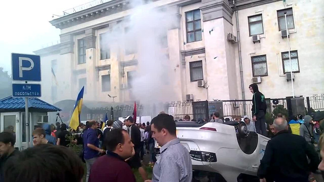Video đại sứ quán Nga ở Ukraine bị người biểu tình tấn công ảnh 1