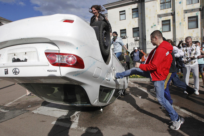 Moskva giận dữ với vụ đại sứ quán Nga ở Kiev bị tấn công ảnh 1