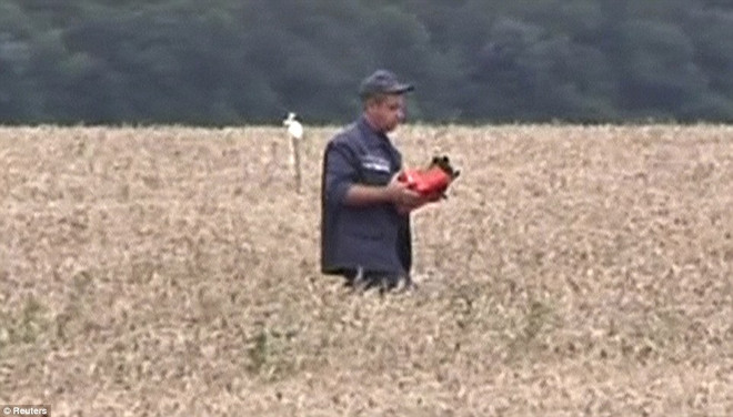 Lại xuất hiện đoạn băng Ukraine cáo buộc Nga giấu hộp đen MH17 ảnh 1