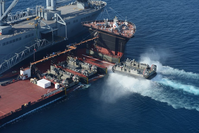 Hải quân Mỹ phô diễn hàng loạt mẫu tàu chiến có hình dạng "kỳ dị" ảnh 3