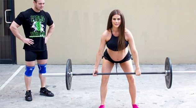 Bị chỉ trích vì vẫn tập tạ khi đang mang thai song sinh ảnh 1