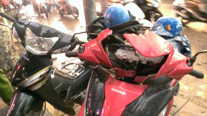 Hà Nội: Gió to thổi bay biển quảng cáo khiến 2 người đi cấp cứu ảnh 1