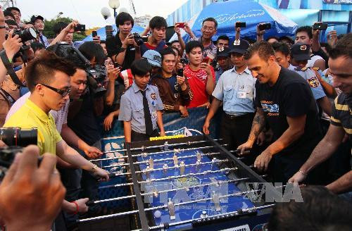 Fabio Cannavaro chơi đá bóng bàn với cổ động viên Việt ảnh 2