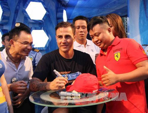 Fabio Cannavaro chơi đá bóng bàn với cổ động viên Việt ảnh 3