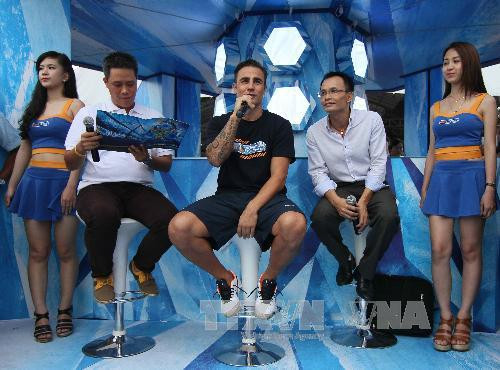 Fabio Cannavaro chơi đá bóng bàn với cổ động viên Việt ảnh 1
