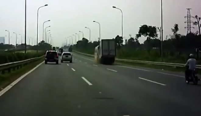 [Video] Xe tải húc xe khách trên Đại lộ Thăng ​Long, tài xế mắc kẹt ảnh 1