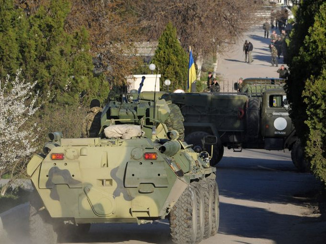 Tự vệ Crimea nổ súng chiếm căn cứ Belbek của Ukraine ảnh 1