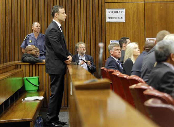 Cha mẹ bạn gái Pistorius sốc nặng vì "Người không chân" trắng án ảnh 2