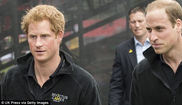 Hoàng tử Anh Harry bị sốc khi môtô hộ tống gặp tai nạn nghiêm trọng ảnh 3