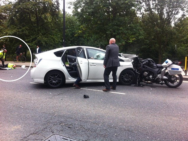 Hoàng tử Anh Harry bị sốc khi môtô hộ tống gặp tai nạn nghiêm trọng ảnh 1