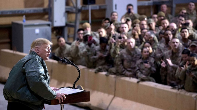 Tổng thống Mỹ Donald Trump đã từng tới thăm căn cứ Al-Asad ở miền Tây Iraq vào tháng 12/2018. (Nguồn: AP) Tổng thống Mỹ Donald Trump từng công du tới căn cứ bị Iran tấn công ảnh 1