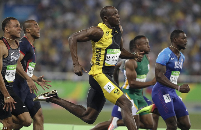 Usain Bolt biến đối thủ thành trò cười trên đường chạy 100m ảnh 2