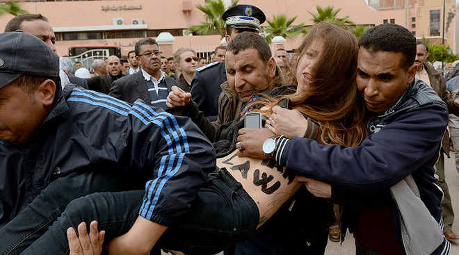 Hai cô gái ngực trần tấn công phiên tòa xử người đồng tính ảnh 1